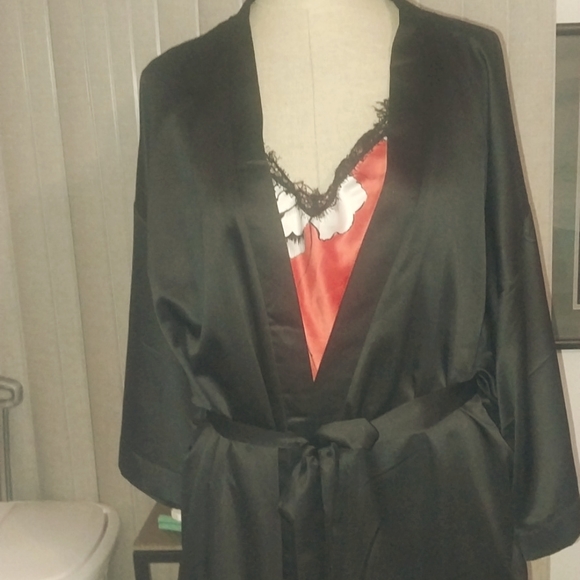 black satin robe - Picture 2 of 8